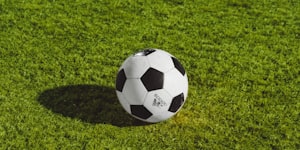 法国国家足球队比赛瞬间，球员身穿深蓝色客场球衣