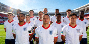 英格兰国家足球队全家福，球员们身穿白色主场球衣